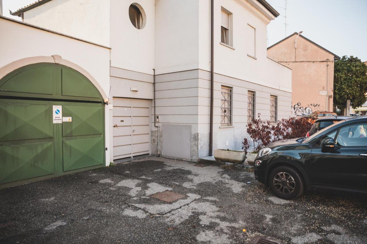 Grey House Pavia Con Box Privato Exterior foto
